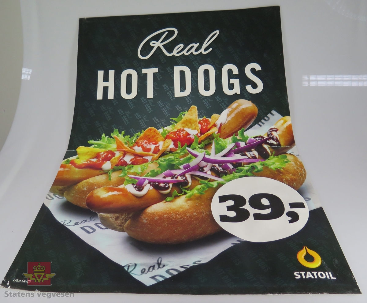 Åtte ulike plakater av papp. De reklamerer for pølser, hamburgere og kebab hos Statoil.