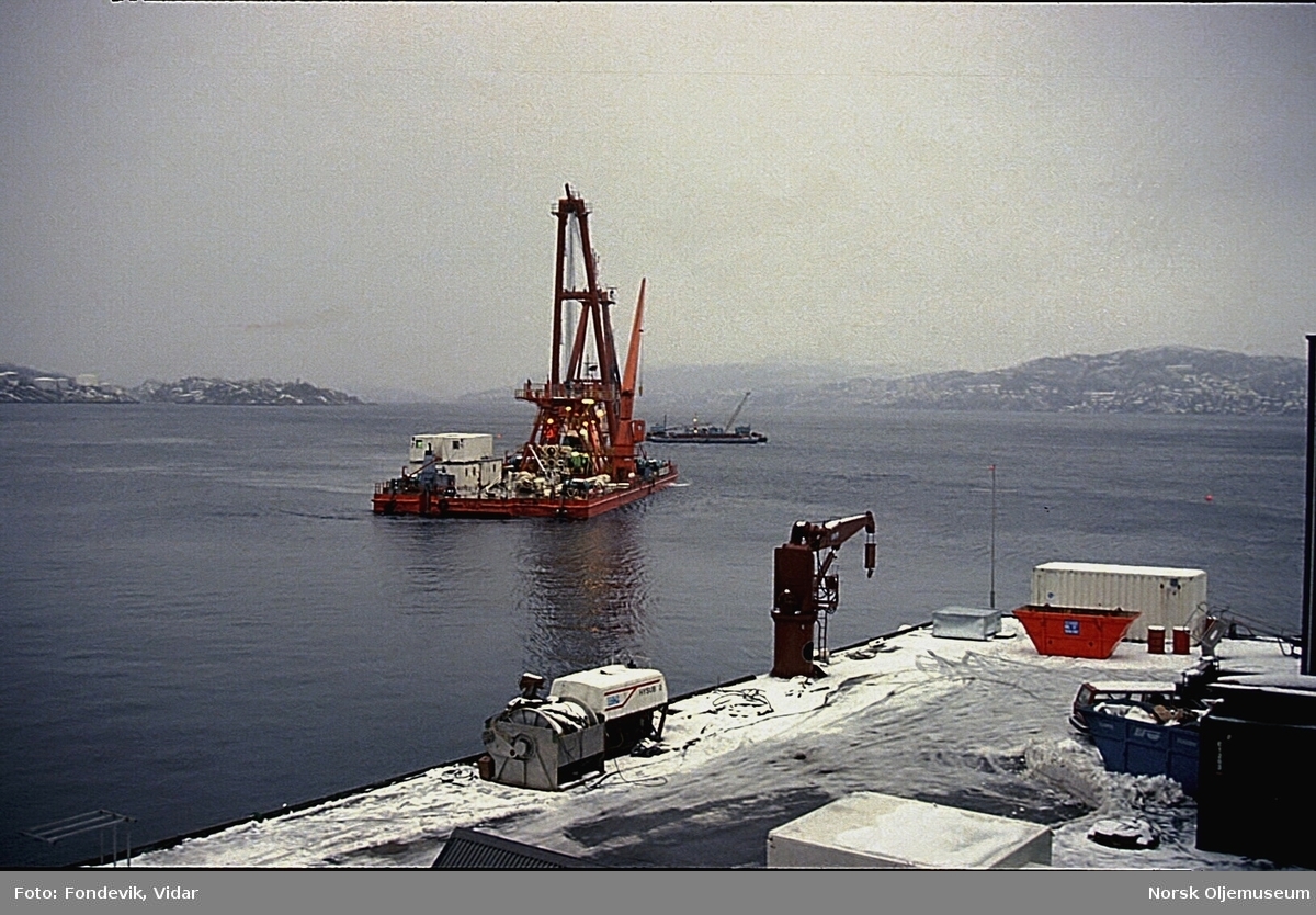 Kranlekteren "NUTEC Fjordbase" avbildet i nærheten av NUI's dykkersenter på Gravdal utenfor Bergen.