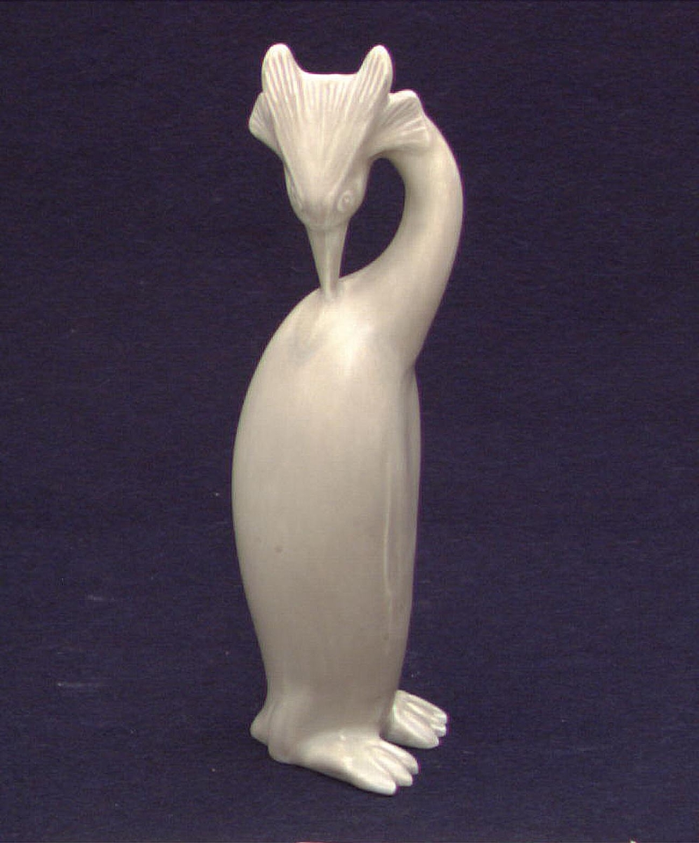 Figurin av flintgods föreställande en dopping. Benvit glasyr. Formgiven av konstnär Lillemor Mannerheim.