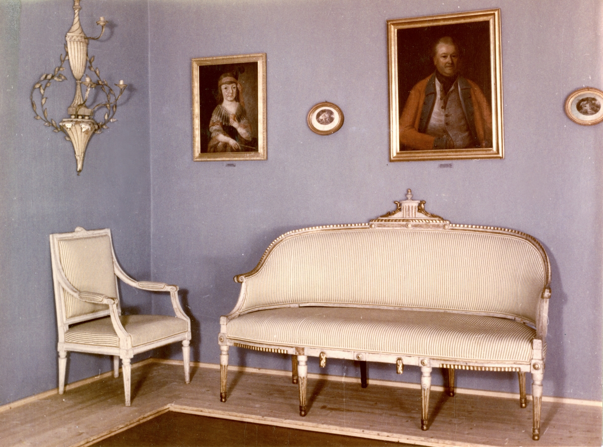 Louis Seize-rommet i bysamlingen på Norsk Folkemuseum fotografert i 1955.