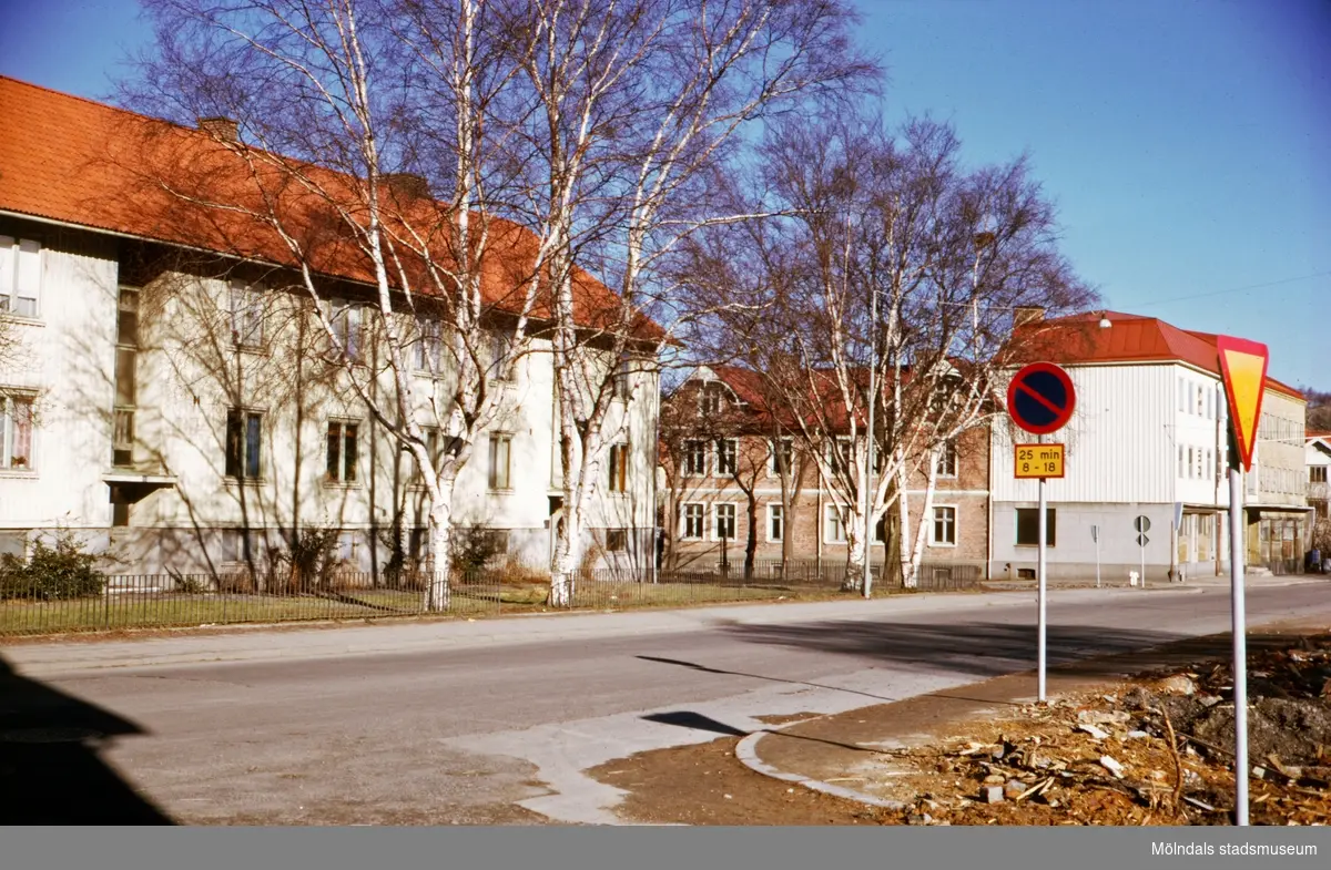 Bostadsbebyggelse vid Frölundagatan i Mölndal, troligen på 1970-talet. Huset till vänster är Frölundagatan 20-22.