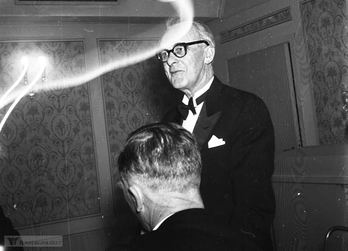 "Oksvik sin 70 års dag 07.05.1957" .På Alexandra Hotell.