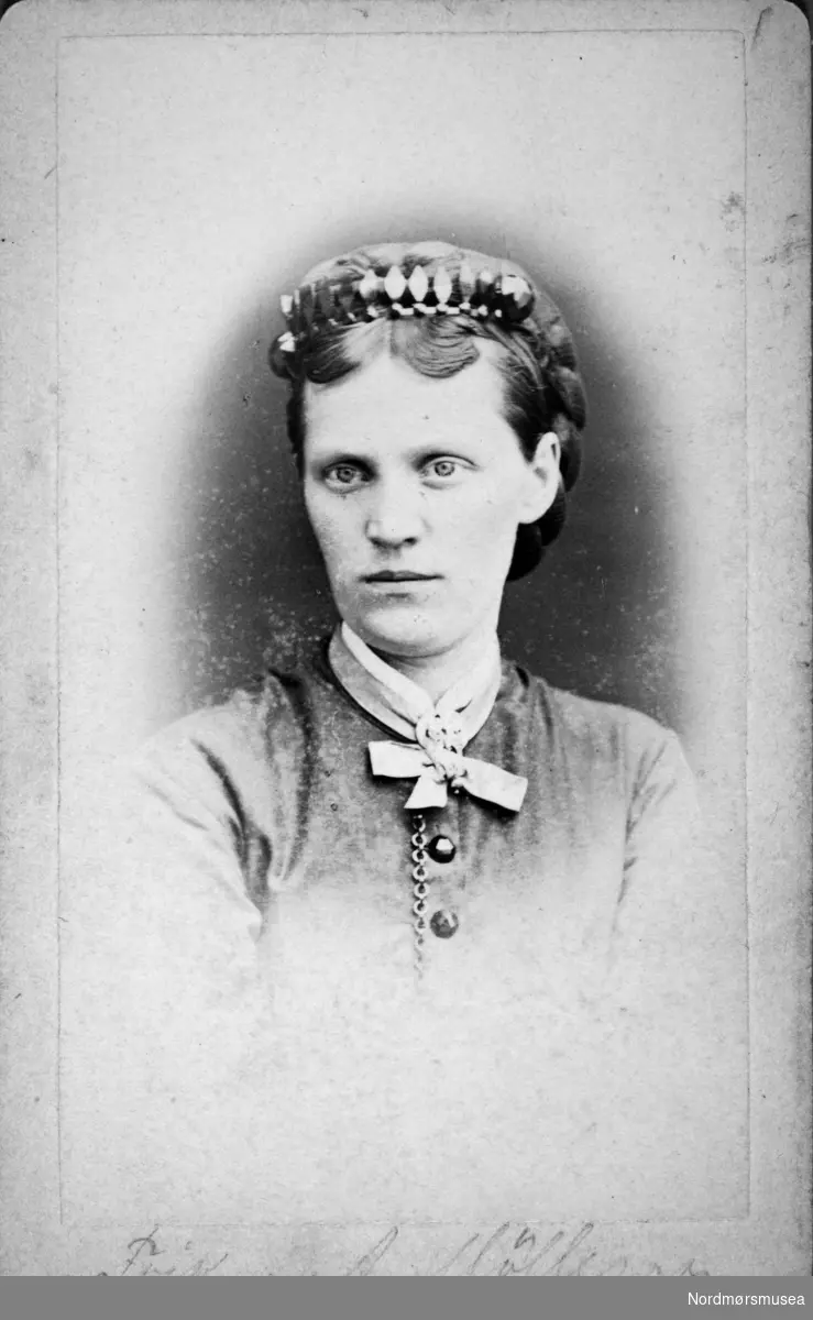 "Frøken A. Møllerop." Arkivskapere er Jeanette Møllerop (f. 1885) og byfogd August Benjamin Bjørn (f. 1853). Det er Ellen Sirnæs som har i 2018 donert fotografiene. Fra Nordmøre museums fotosamlinger.