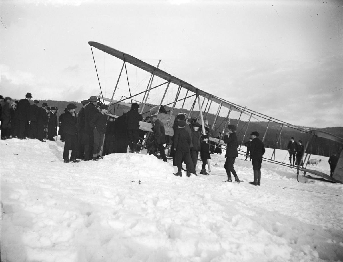 Første flybesøk i Lillehammer. Kaptein Einar Sem-Jacobsen og Roald Amundsen har landet på Lysgårdsjordet