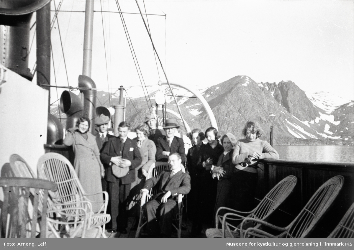 Honningsvåg. Middelskolens 3. klasse på dekk på Hurtigruta på tur til Hammerfest for å ta eksamen. Ca. 1935-1936.