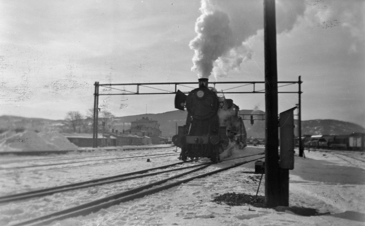Damplok type 30b med tog på Trondheim stasjon.