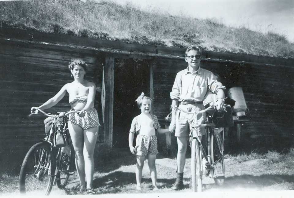 Sykkel, turister, seter, shorts
Marie og Johan Steihaug, Gunn Strømsøyen i midten