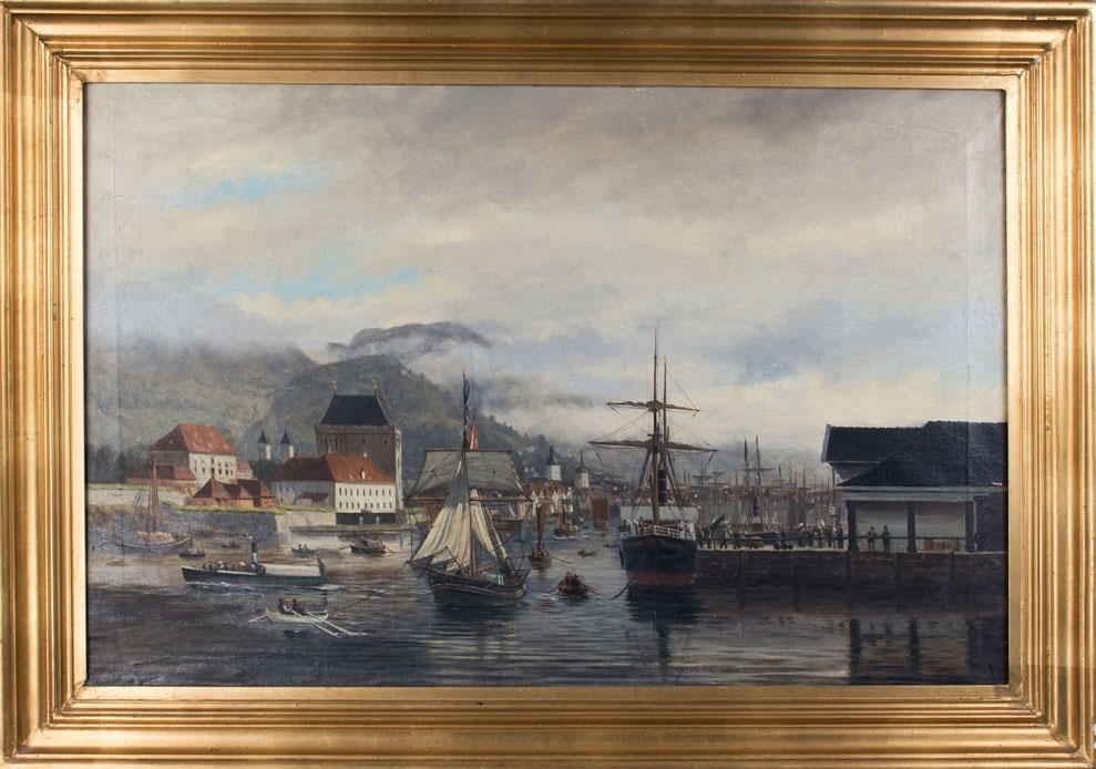 Vågen i Bergen sett fra Nordnes mot Vågsbunnen og Håkonshallen. Ser DS PALLAS bg. 1879 til kai samt en hardangerjakt som slepes ut av havnen.  Lavt skydekke, Sandviksfjellene skimtes. Vågen er full av ulike seilskip.