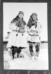 Dobbelportrett av samisk mann og kvinne i Màze, begge er kle