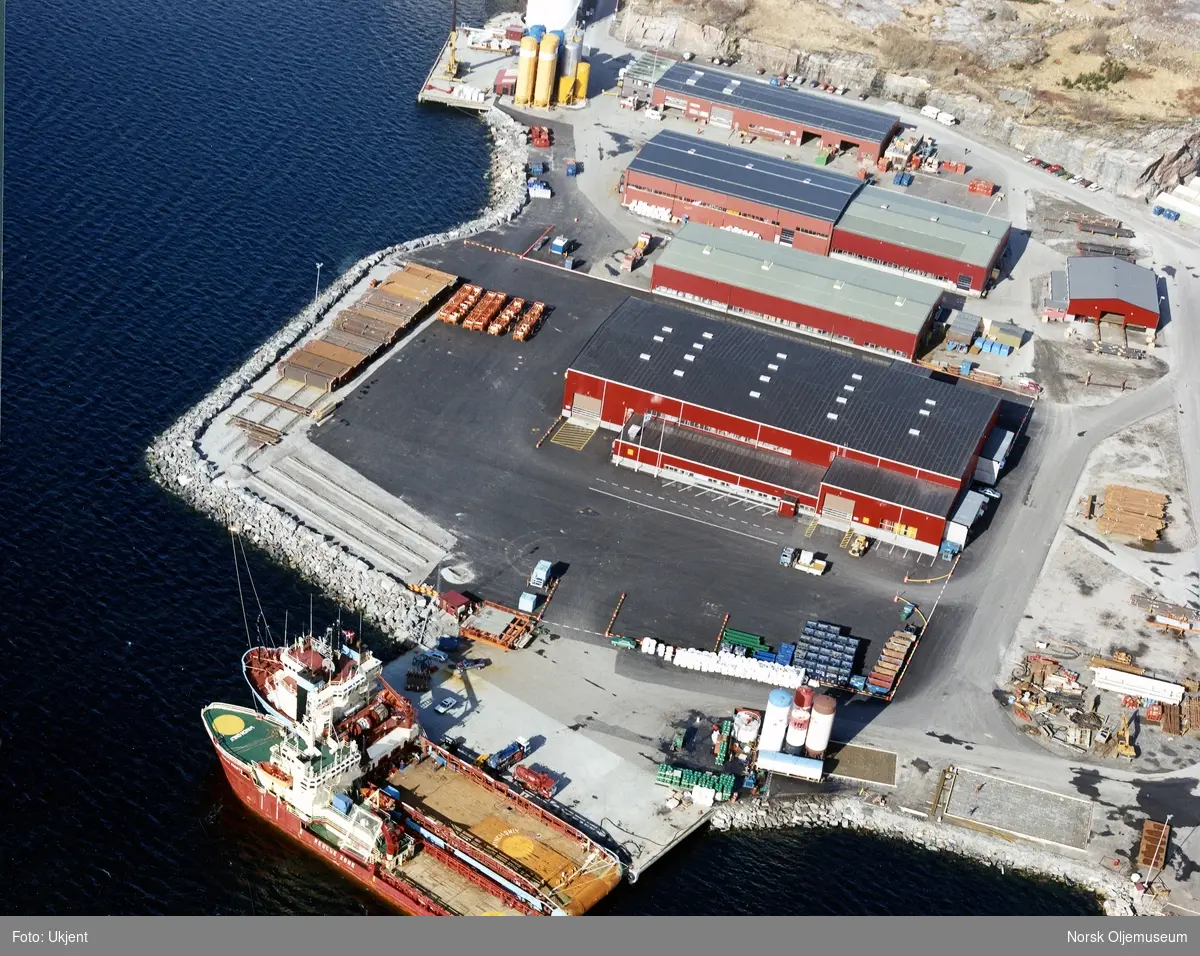 Flyfoto av Shells lagerbygg på Vestbase i Kristiansund.  Herfra betjenes Draugenfeltet.