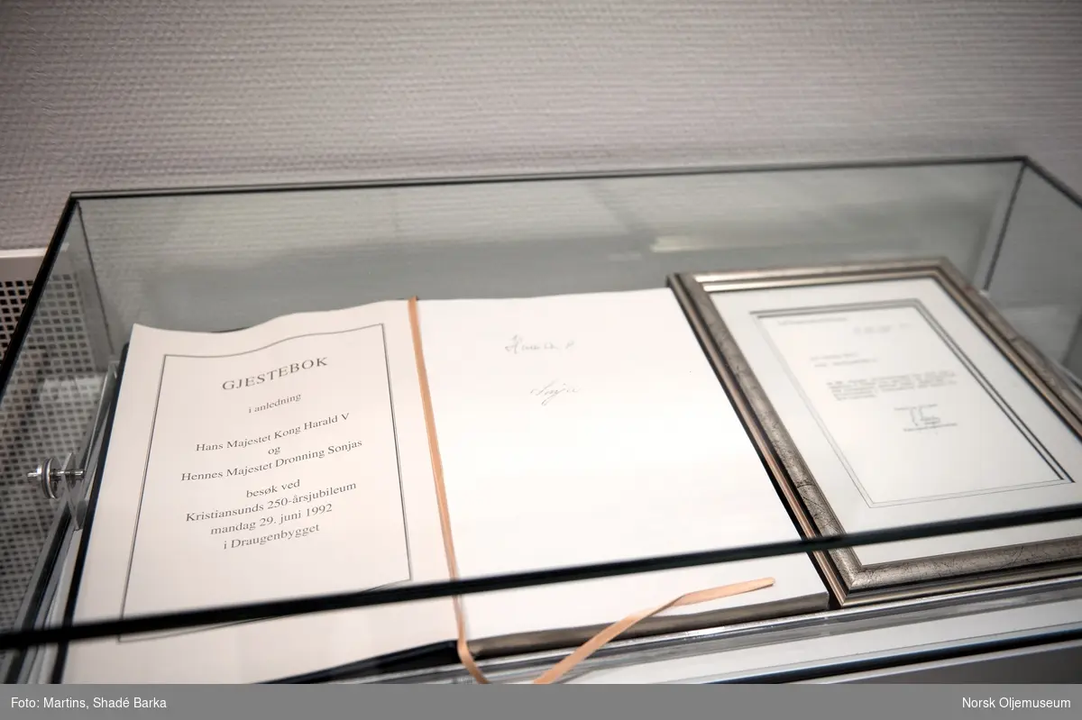 I anledning Kristiansund sitt 250-årsjubileum signerte Hans Majestet Kongen og Hennes Majestet Dronningen gjesteboka for arrangementet. Nå ligger boka trygt i et glassmonter på Råket i Kristiansund.