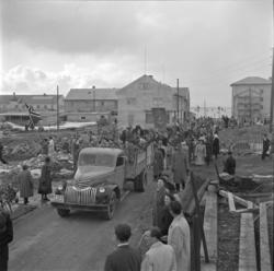 Vadsø 17 mai 1952. Folketog på vei østover i Hvistendalsgate