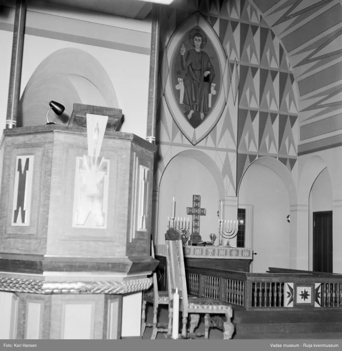 Vadsø kirke 1.10.1958. Kirka ble vigslet i 1958. Arkitekt: Magnus Poulsson, utsmykking av Greta Thiis.