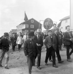Vadsø 1.mai 1960. En del av demonstrasjonstoget 1.mai.