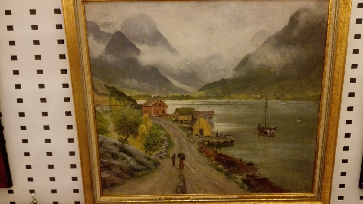 Fjord/fjellmotiv. Tr. frå Vetlefjorden.