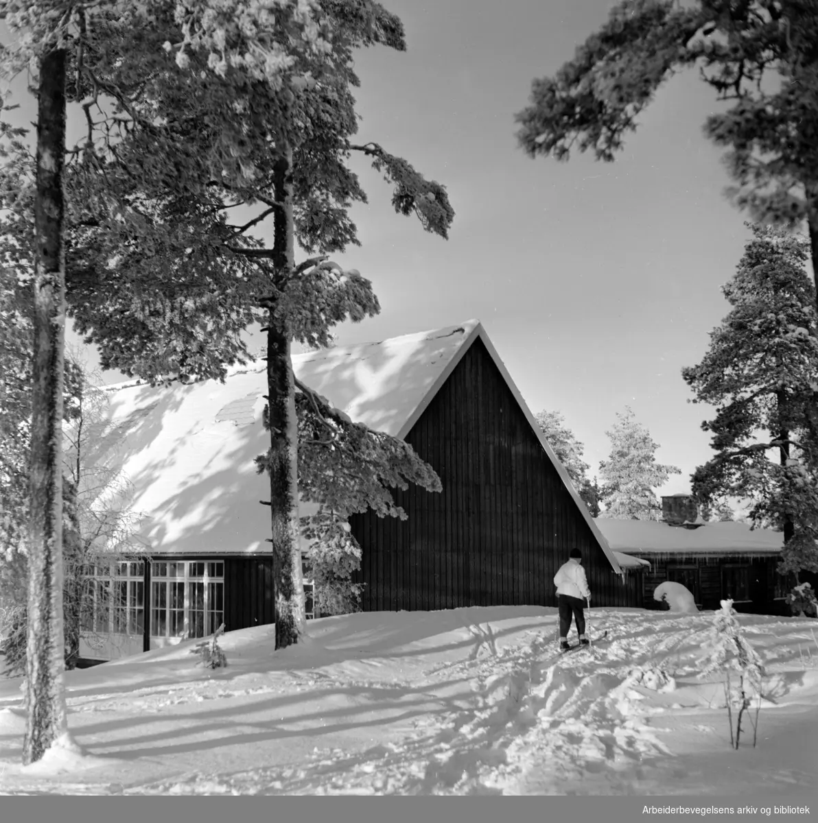 Østmarka: Østmarkskapellet. Lysløypa. Januar 1959