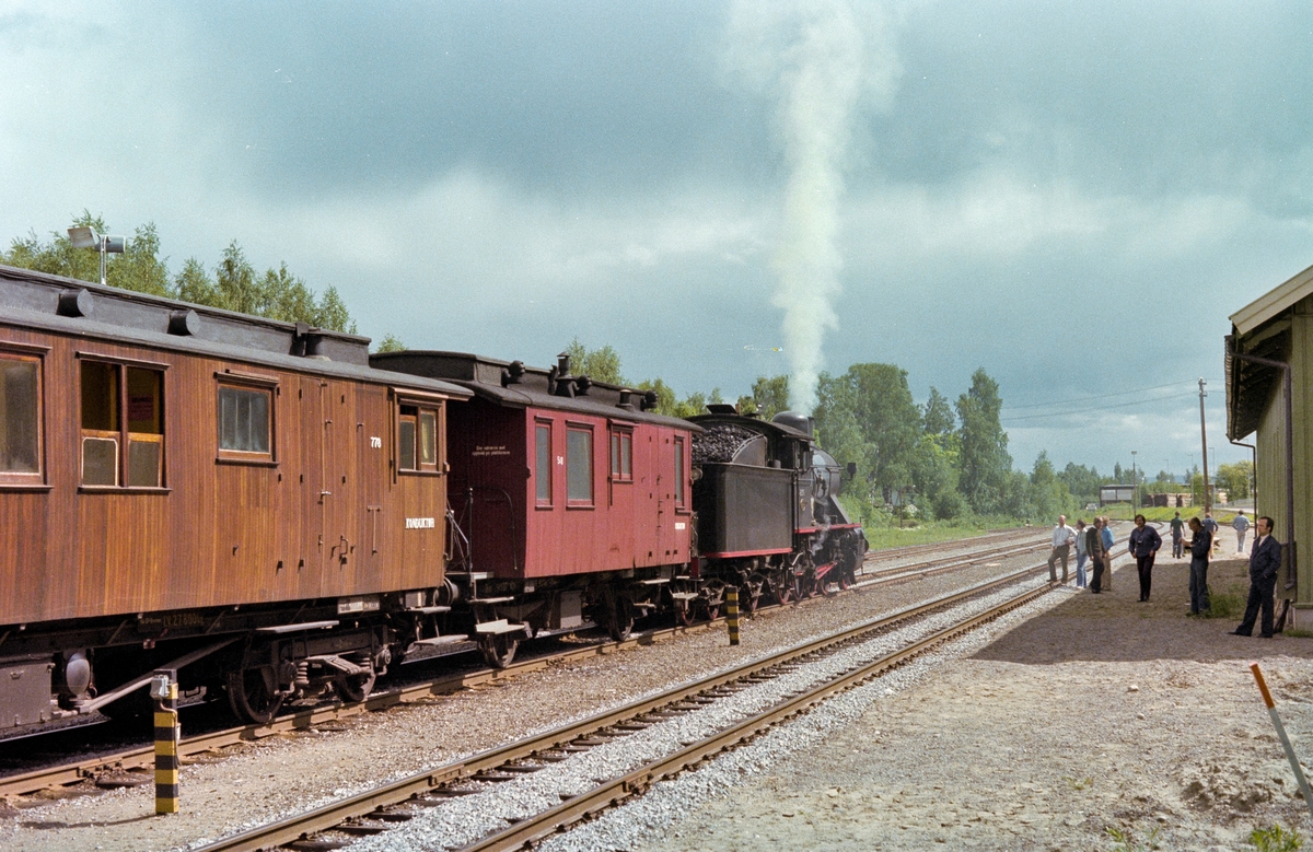 Veterantog på Solørbanen, syd for Kirkenær. Toget trekkes av damplokomotiv type 24b nr. 236.