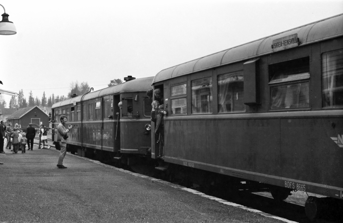 Ekstratog for Norsk Jernbaneklubb på Bøverbru stasjon. Toget besto av dieselmotorvogn BM 86F 09 og styrevogn BDFS 86 65.