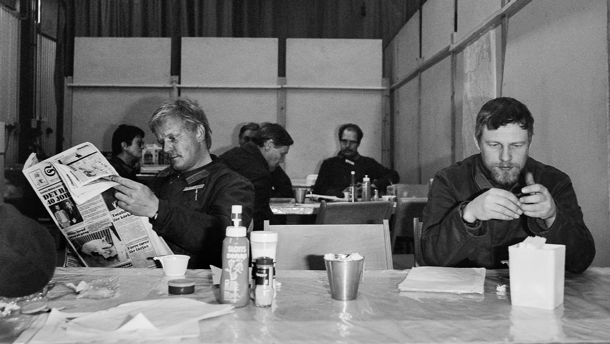 Krister Eriksson och Alf Landin i Övnings- och vårdhallen vid Svältenlägret, två bilder.
Bild 1, i bakgrunden ser vi Per Aschan.
Bild 2, i bakgrunden Göran Egerquist.