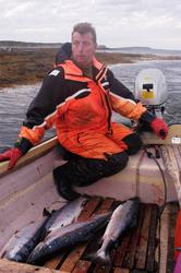 Sjølaksefisker Øystein Løfgren kjører inn med sin båt til en