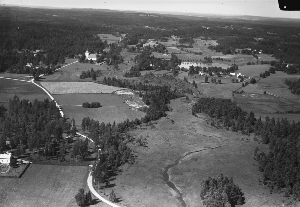 Flygfoto över Gällaryd, i övre kanten ser man Gällaryds kyrka i Värnamo kommun. Nr. D. 1893