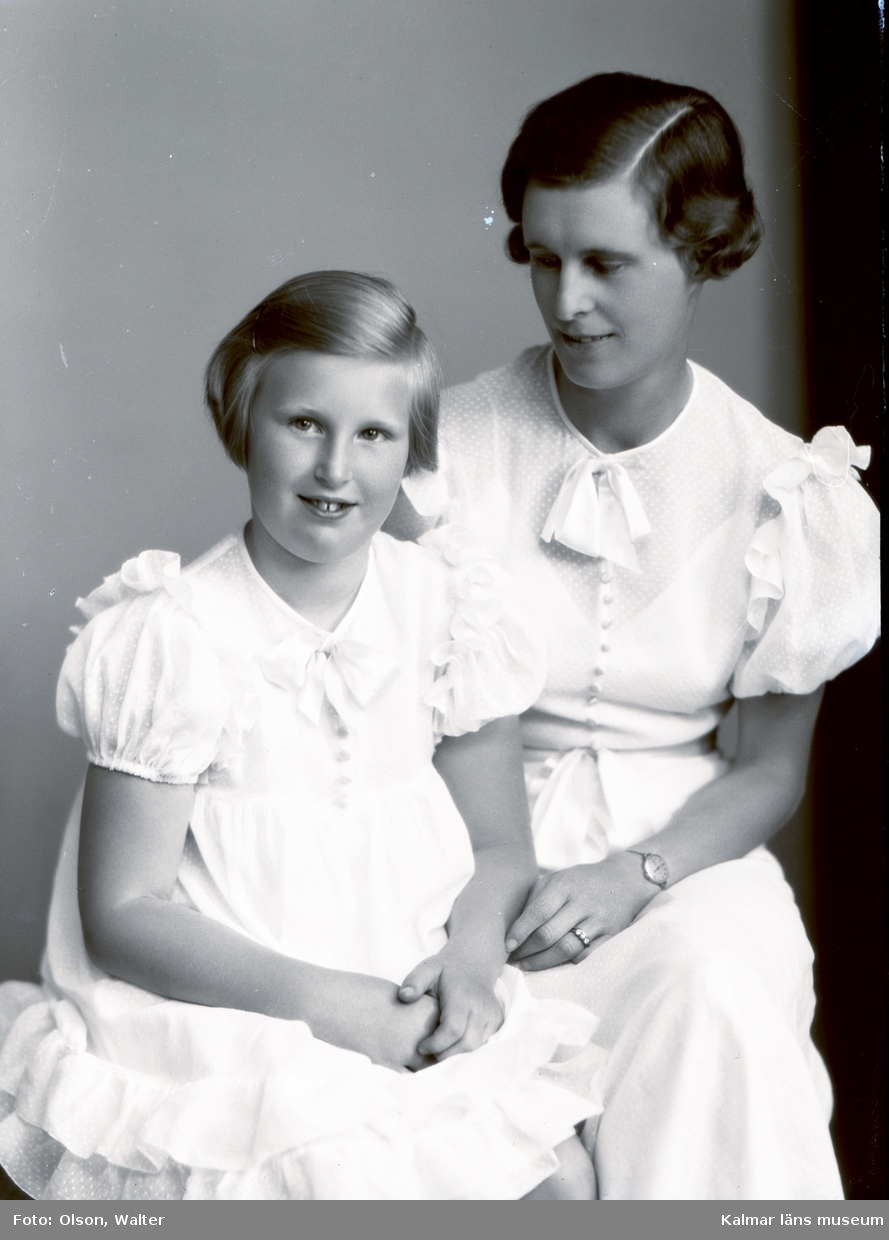 Troligen mor och dotter. På två av bilderna är de klädda för tennisspel.