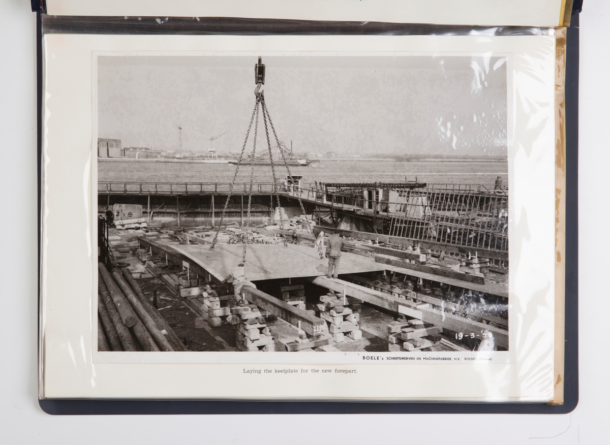 Fotoalbum med fotografier av skipsforlengelse av M/S Nyon ved Boeles Scheepswerven, Bolnes Rotterdam.