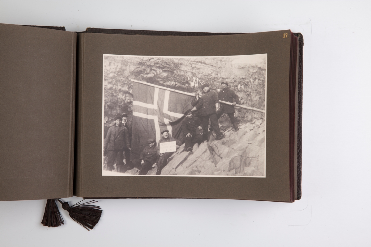 Fotoalbum med 30 fotografier og ett kart fra Norvegiaekspedisjonen til Peter I Øy 1927-1931.