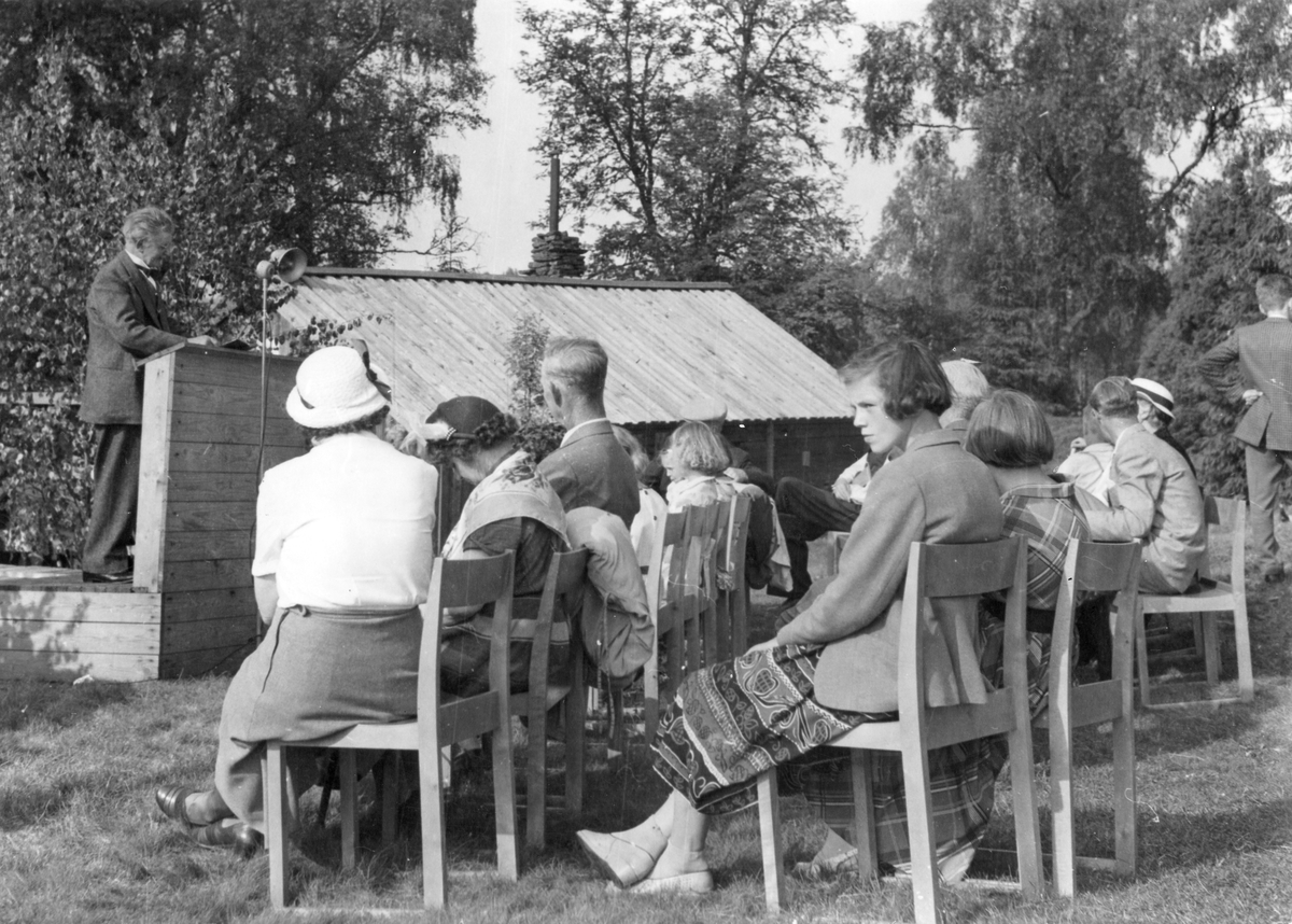 Publik vid Hembygdsgården i Dannäs.