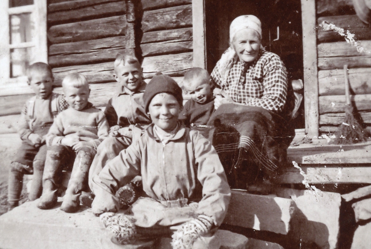 Bak på trappa frå h-Ragnhild Amundsli Haugstad og Olav Haugstad.Til v ...