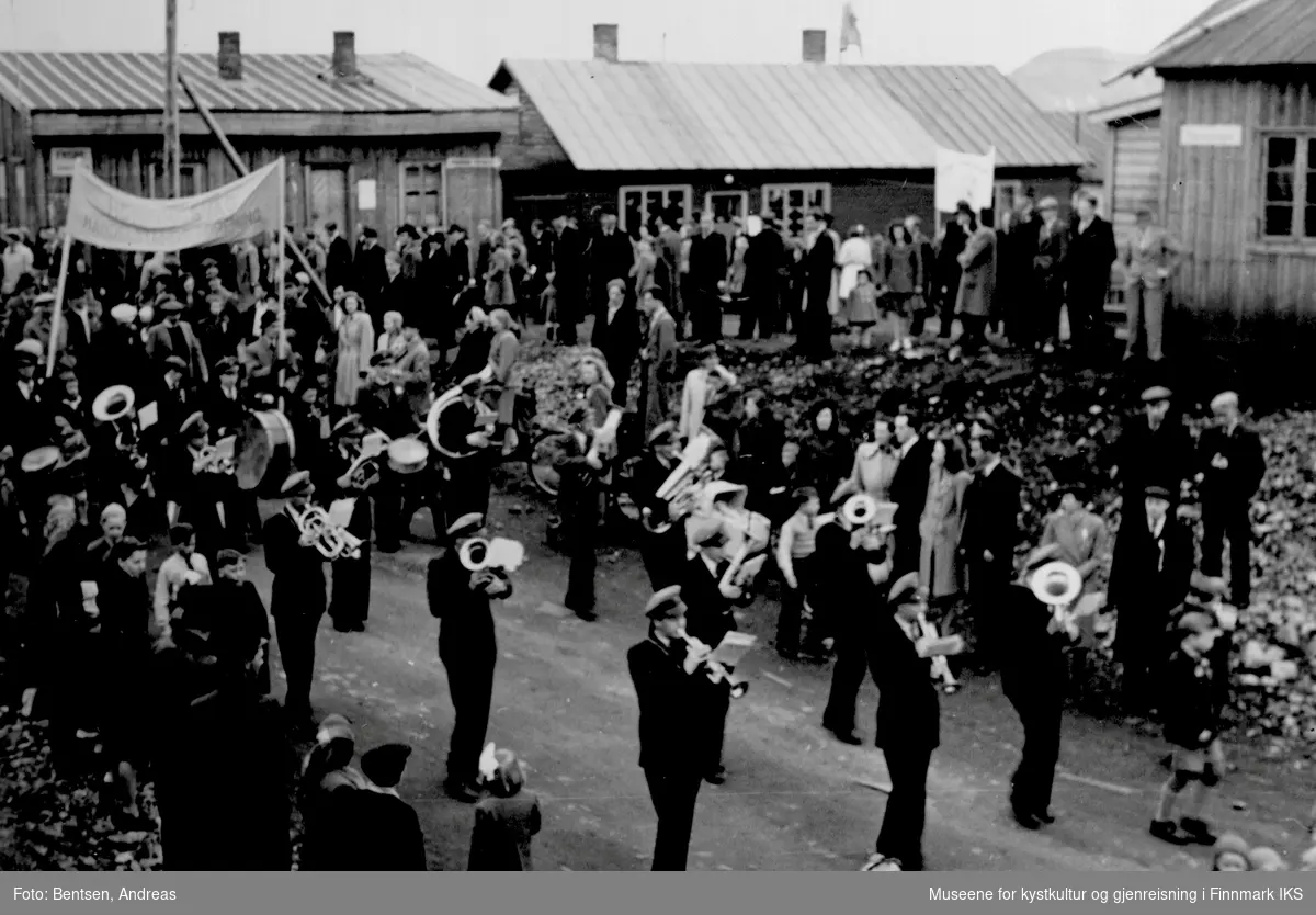 Gjenreisning. 17. mai-tog i Honningsvåg. Hornmusikk. 1947.