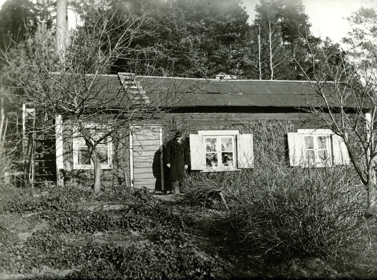 Pjäsen framför sin stuga i Mörkdalen. Född 1832.
Personer: Johan Fredrik Pettersson