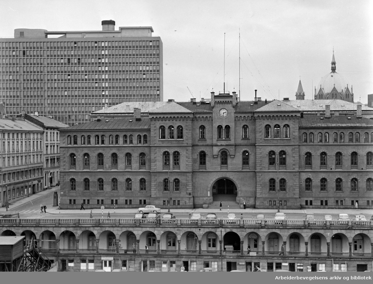 Møllergata 19. med regjeringsbygget bak. Oktober 1960