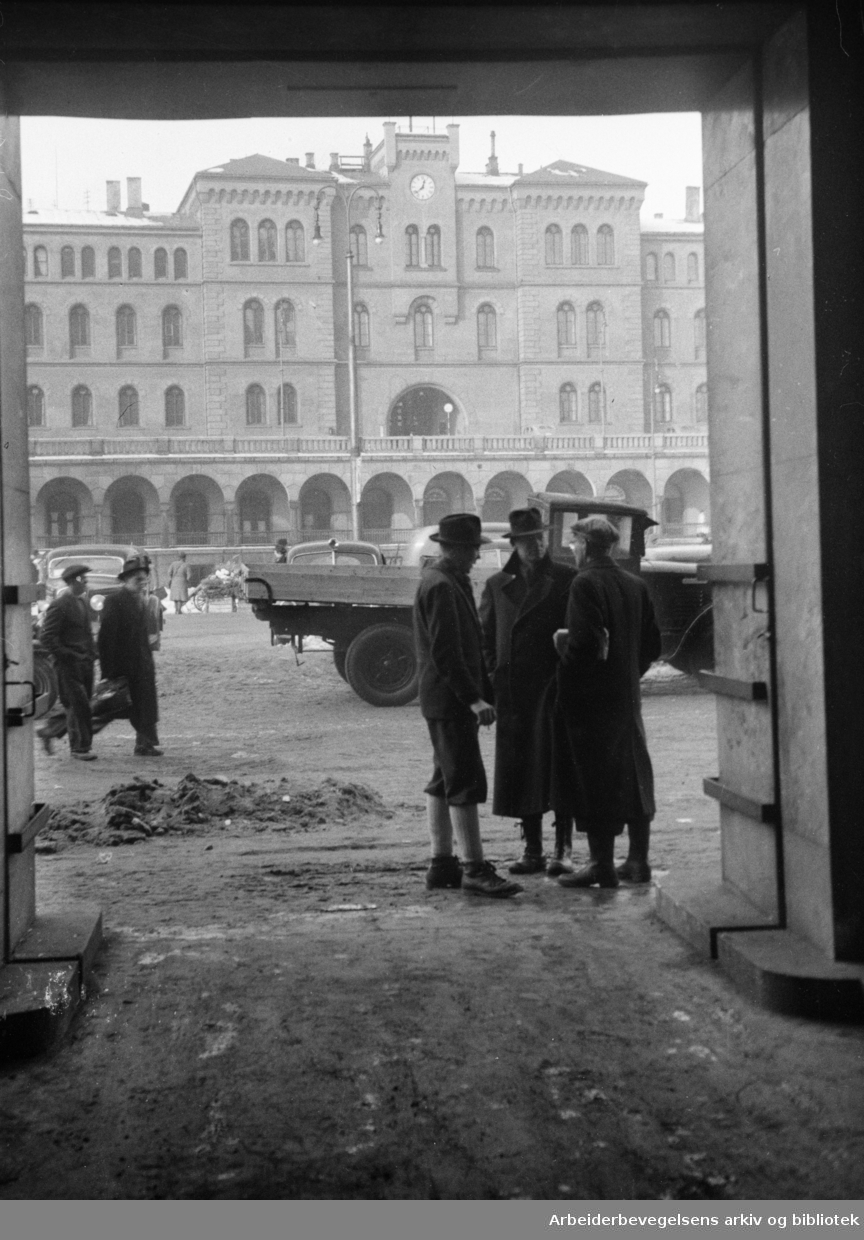 Møllergata 19, sett fra Youngstorget. Februar 1948