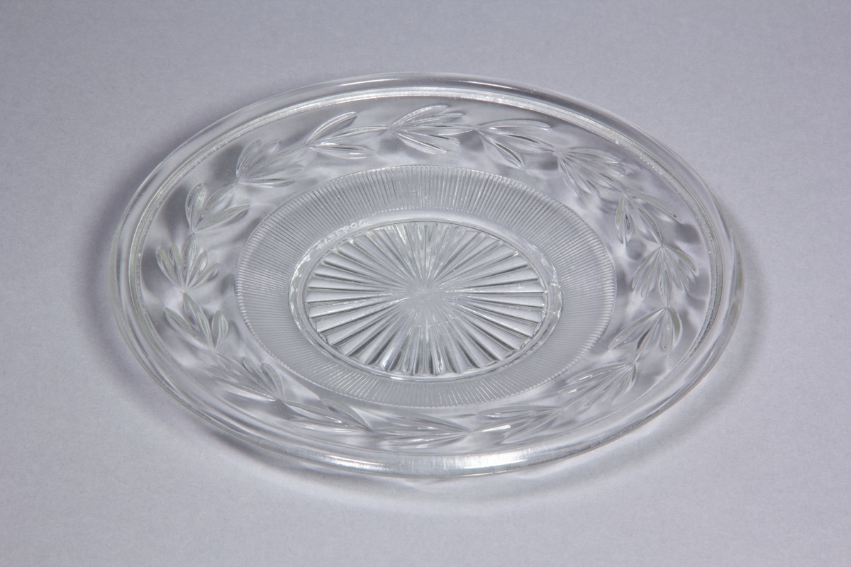 Assietter, 5 st, av formpressat glas med bland annat tre- och femställda blad.