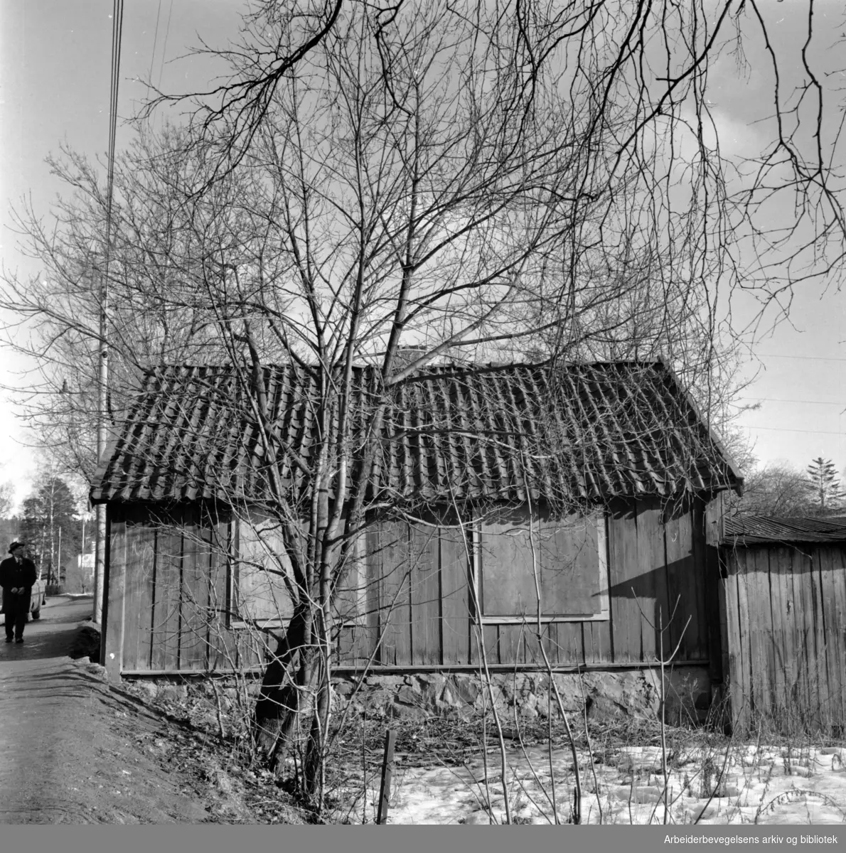 Lilleaker. Lilleakerveien 61. Skjemmende brakke som bør rives. Februar 1965