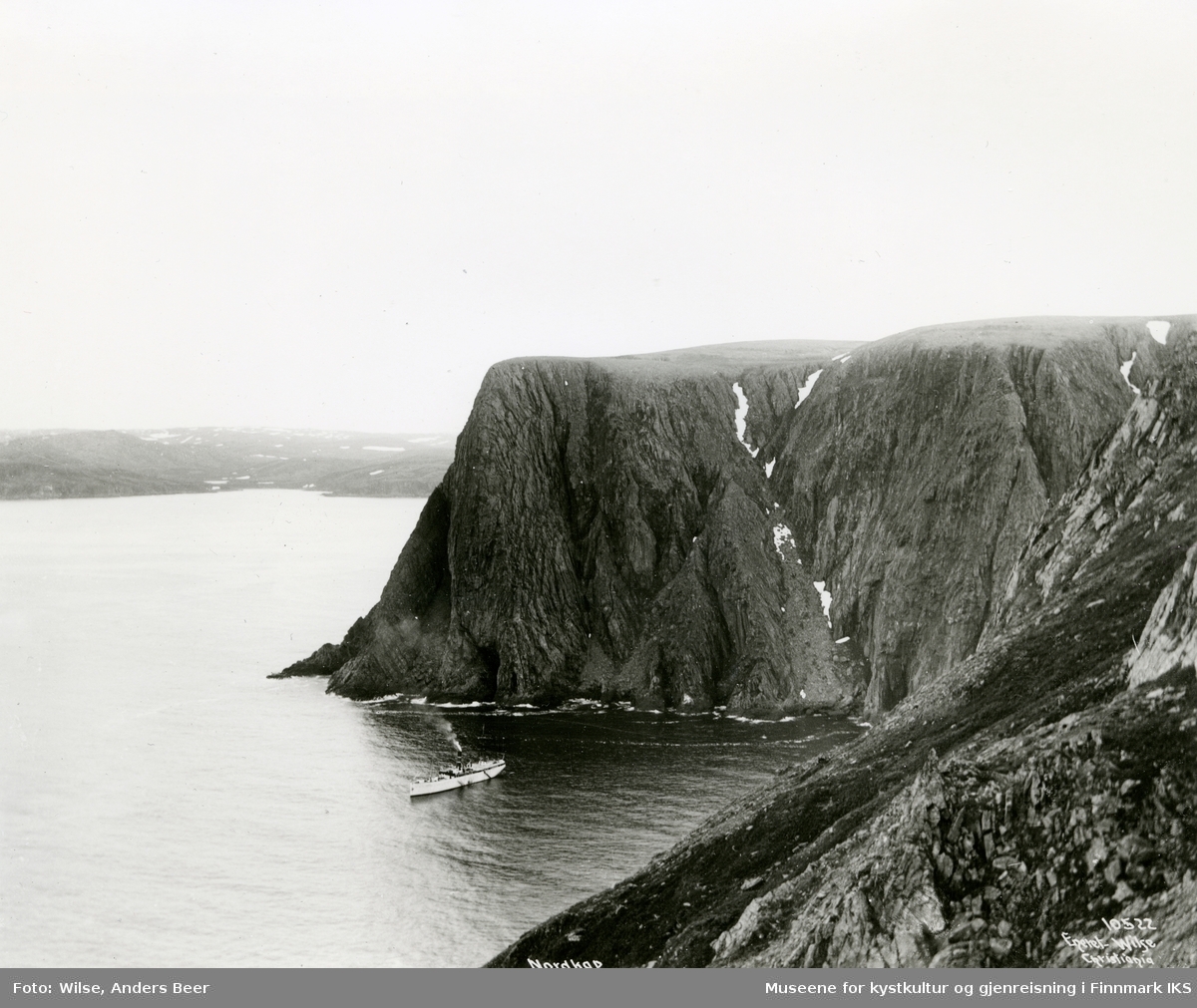 Panorama. D/S "Kong Harald" i Hornvika. 23.07.1909. (Originalnegativet eies av Norsk Folkemuseum, W 10522)