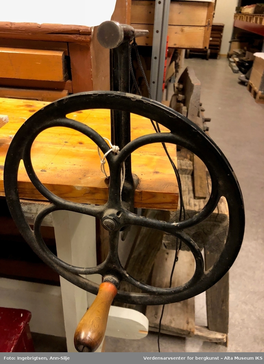 Form: Rundt hjul m/håndtak, spolepinne m/bordfeste 

Til spoling av trespoler til strikkemaskin
