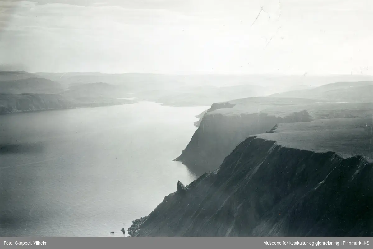 Flyfoto. Nordkapphornet på østsiden av Nordkapp-platået. 18.08.1953.