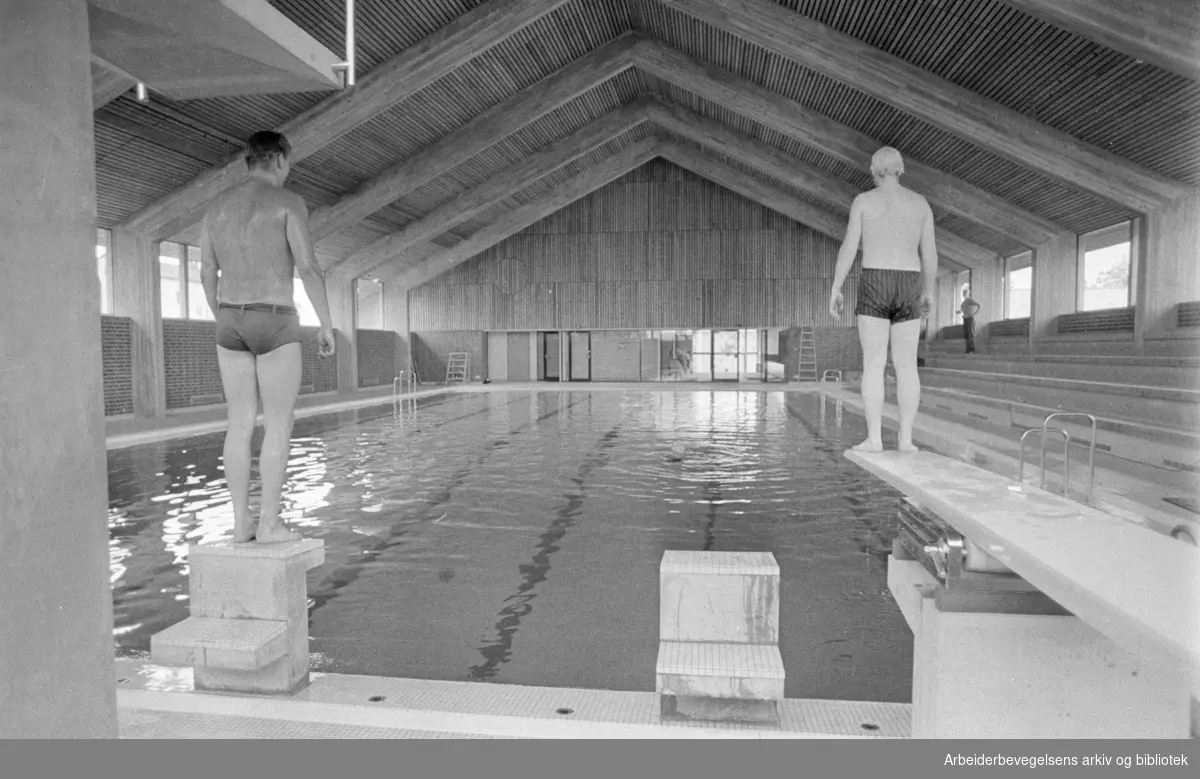 Lambertseter Bad. Interiør av badet. Fra v.: Gunnar Heiberg og Pål Mathiesen. Juli 1971