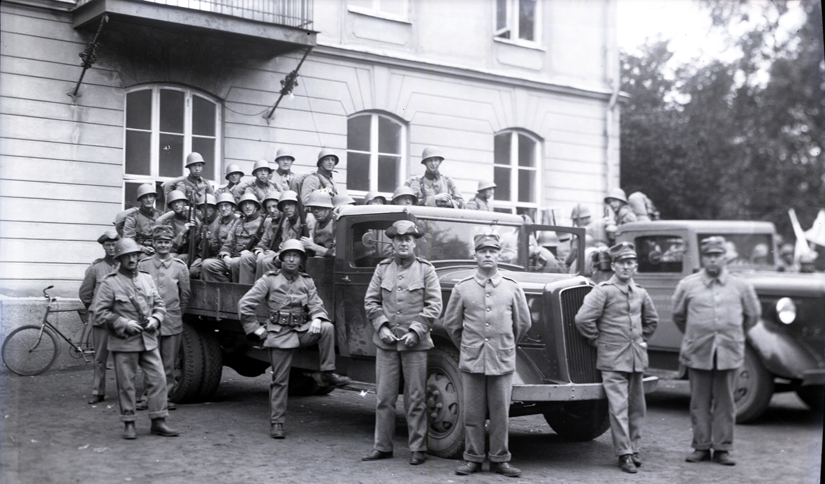 Soldater samlas vid gamla lasarettet efter mobiliseringen.