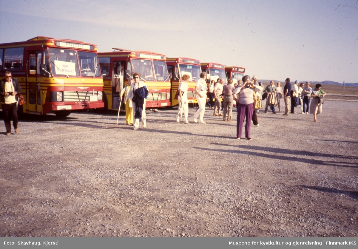 Passajerer fra S/S "Norway" ankommer Nordkapp med FFR busser. 01.08.1984.