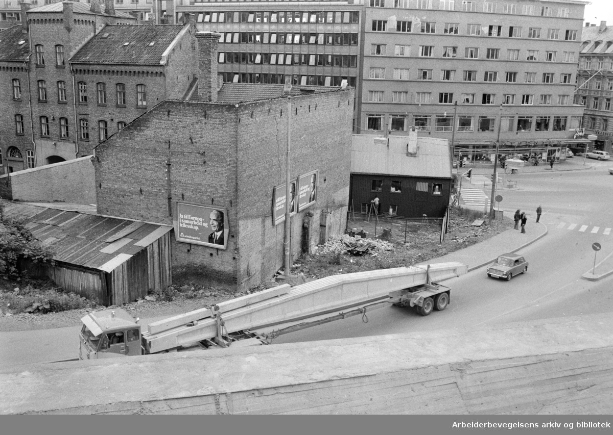 Kampen. Gamle gårder. Bildetekst: Oslo skal friskes opp med pensler og farger. Grønlandsleiret 30. Juni 1972
