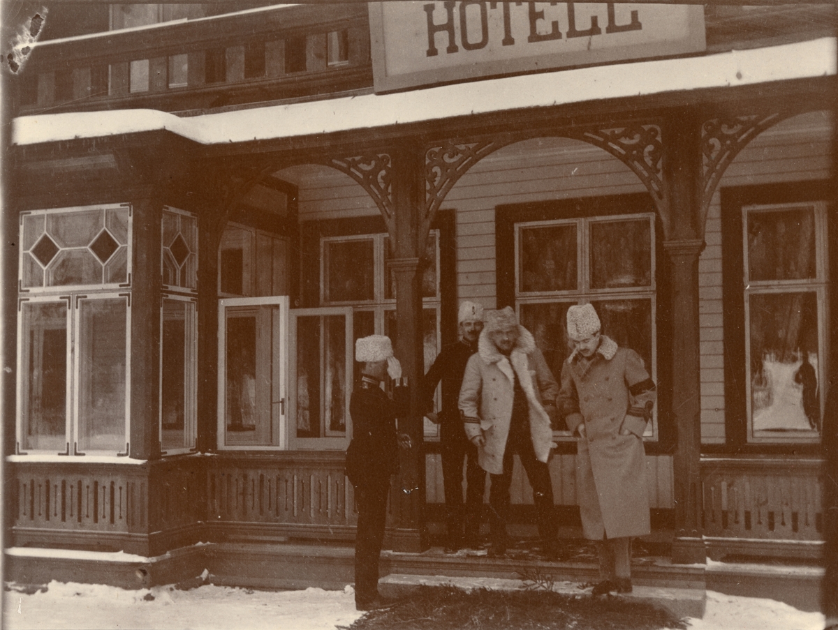 Officerare från Smålands husarregemente K 4 utanför hotell under vinterövning i Norrbotten omkring 1910.