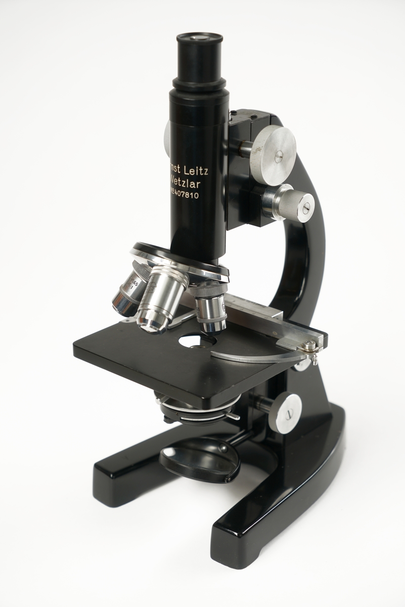 Trekasse med dør, håndtak og lås med nøkkel, inneholdende mikroskop med div utstyr