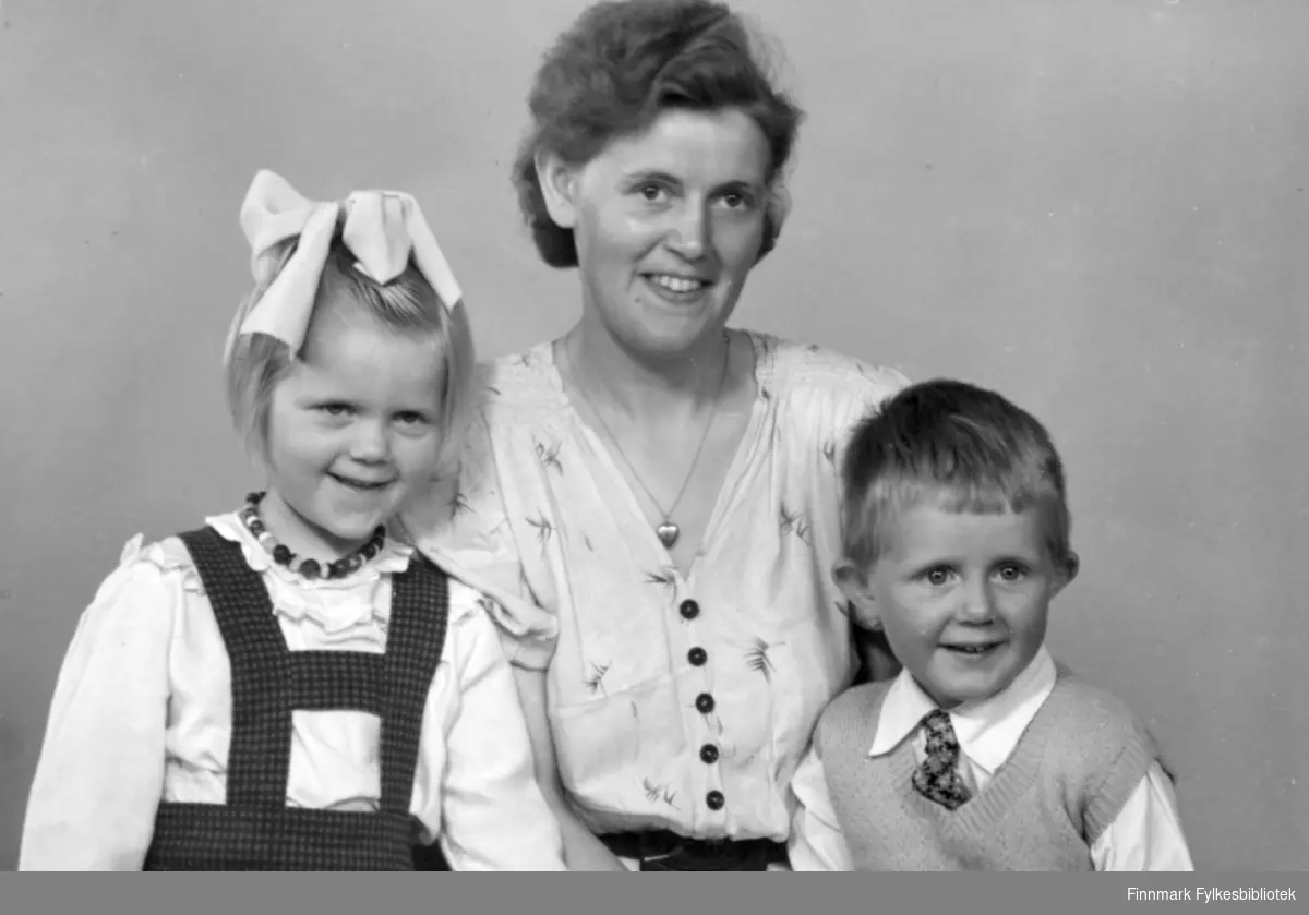 Jorunn, Gerd og Even. Familiealbum tilhørende familien Klemetsen. Utlånt av Trygve Klemetsen. Periode: 1930-1960.