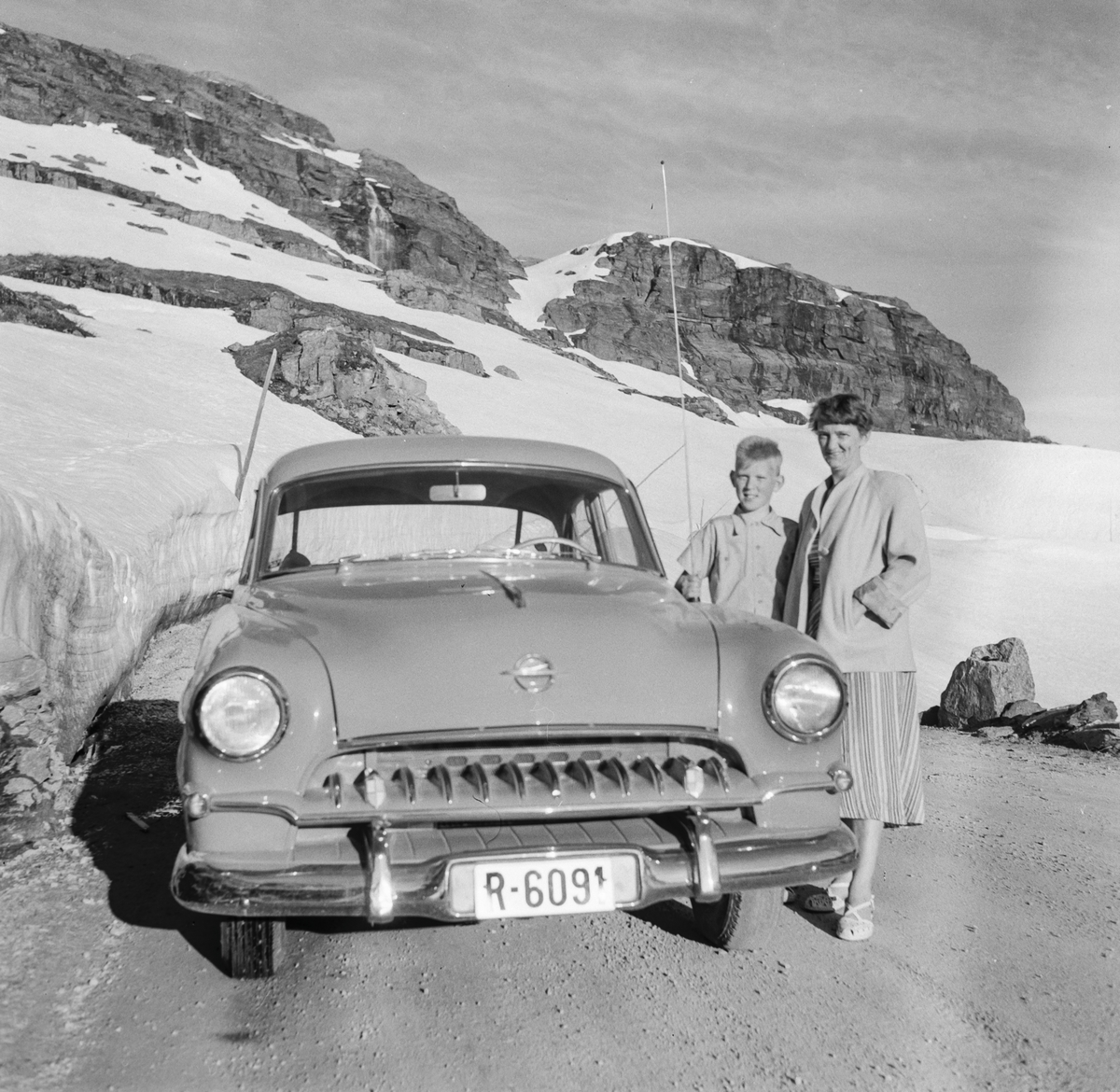 På biltur over fjellet med ein Opel Kaptein, reg.nr. R-6091.