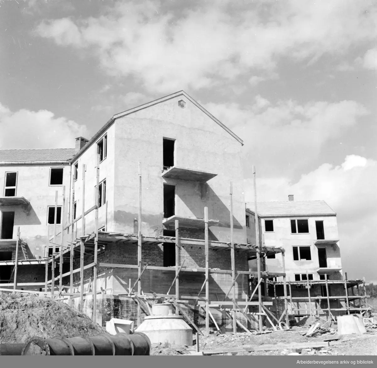 Grorud: Vestbysletta, Svenskehusfeltet. Jernbanens byggelag. Stjernehus. August 1953