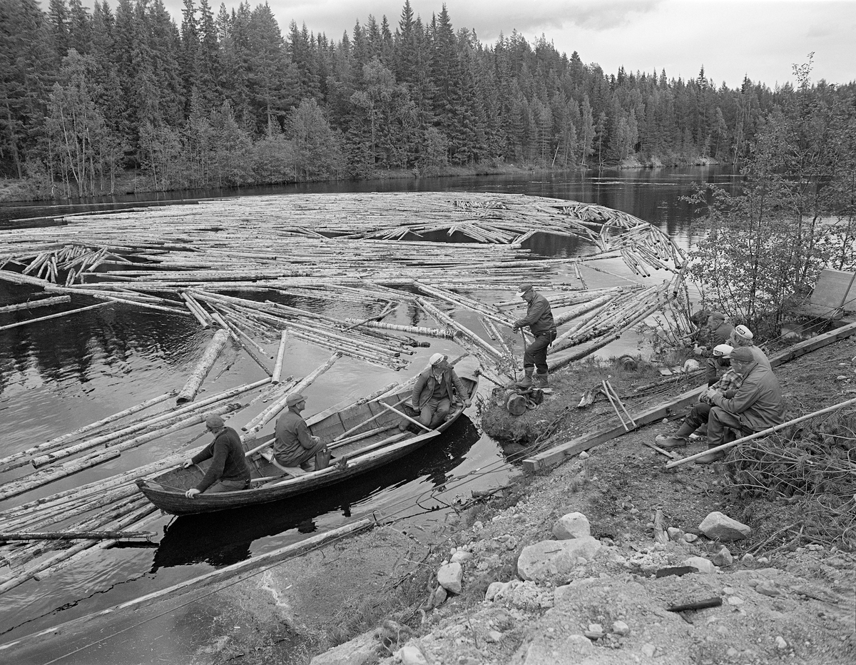 Fra Sluttrensken Inder Tømmerfløtinga I Elva Søndre Osa I Åmot I Østerdalen I 1981 