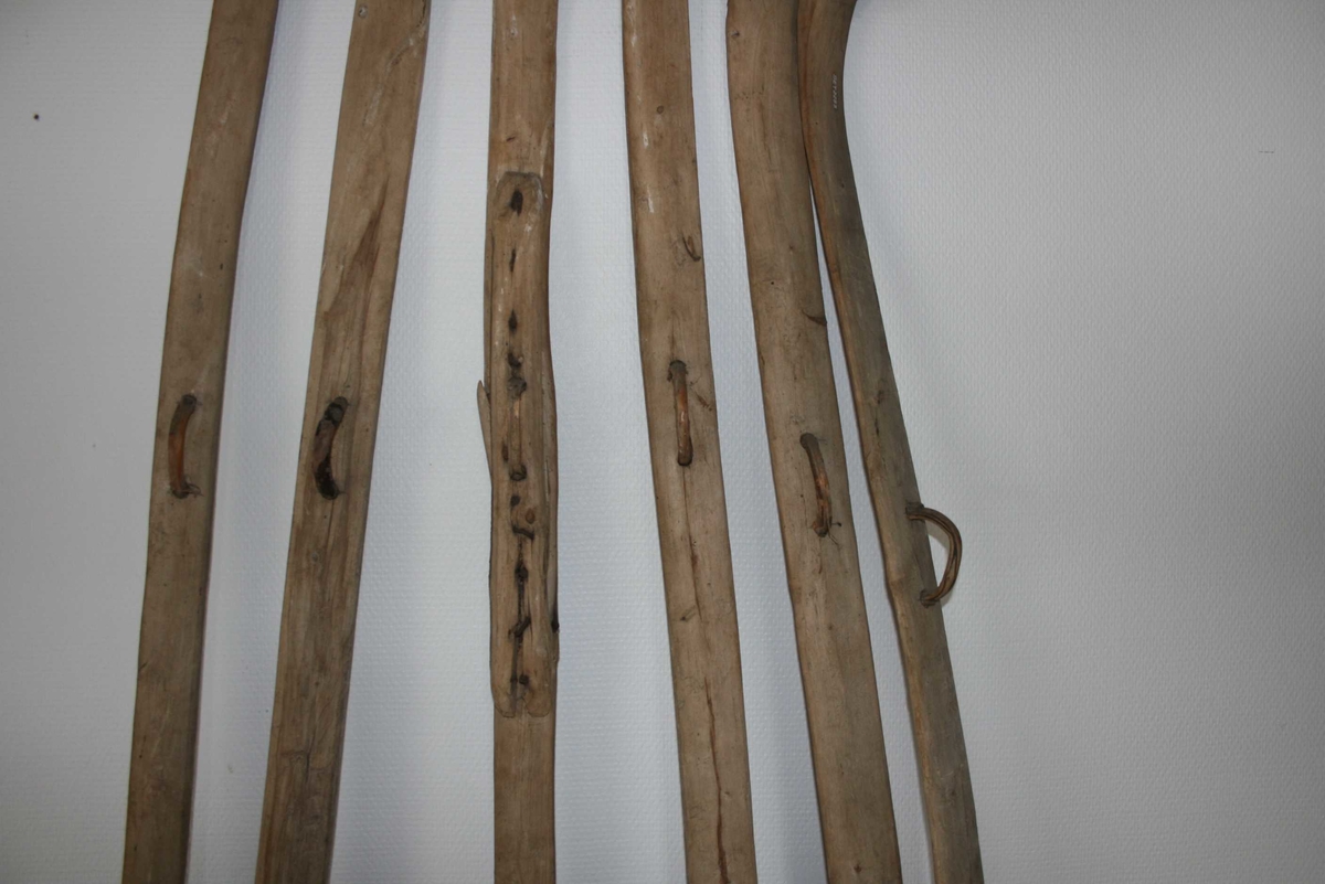 Form: 6 lange skier ("sidebein"), ovalt tverrsnitt. Bundne saman med vidjer.
